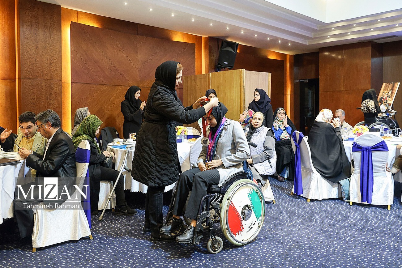 پای صحبت بانوانی که از محدودیت به قهرمانی و موفقیت رسیدند؛ از پایی که با ورزش خوب شد و قلمویی که پایان همه نتوانستن‌ها بود تا ماجرای نابینایی که می‌تواند سوزن نخ کند