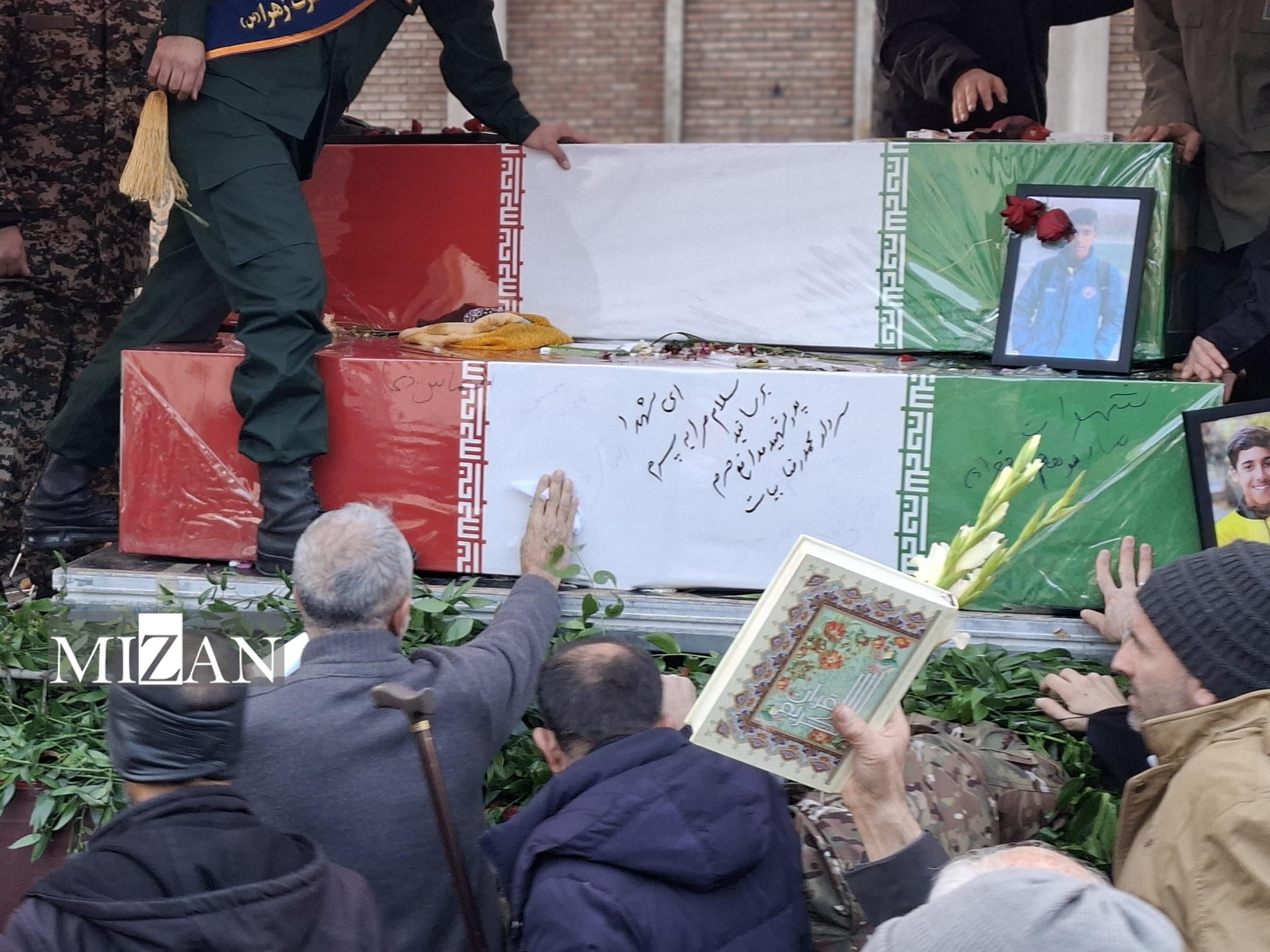 وداع مردم تهران با پیکر پاک شهدای جنایات عناصر صهیونیستی-آمریکایی وداع مردم تهران با پیکر پاک شهدای جنایات عناصر صهیونیستی-آمریکایی