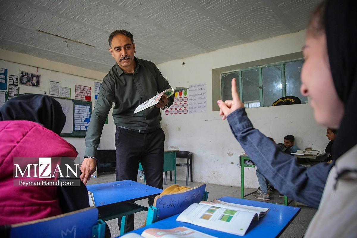مجلس به دنبال افزایش حقوق معلمان در سال آینده / کمیسیون آموزش به دنبال تثبیت پرداخت 50 درصد فوق‌العاده ویژه فرهنگیان است