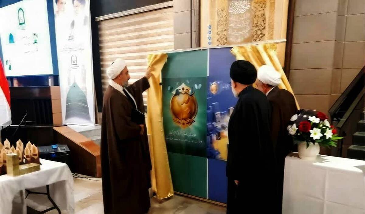 دبیرکل حزب الله لبنان از پوستر عربی نهضت قرآنی زندگی با آیه‌ها رونمایی کرد