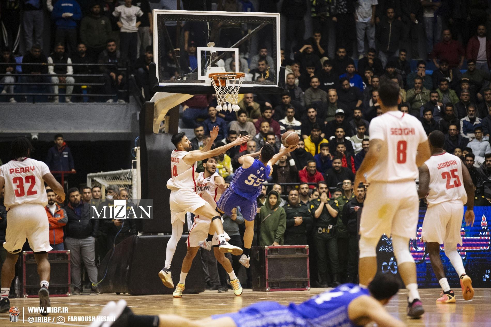 واکنش ناظران فدراسیون بسکتبال به حواشی دیدار شهرداری گرگان و استقلال/ جعفری: میزبانی قابل قبول و یکی از آرام‌ترین روز‌های گرگان را دیدیم/ سلیمیان: سرپرست استقلال دروغ می‌گوید!