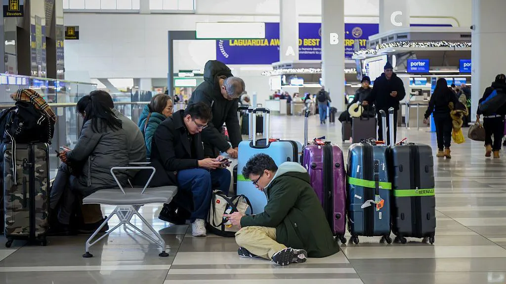 بارش سنگین برف در آمریکا؛ هزاران پرواز مختل شد