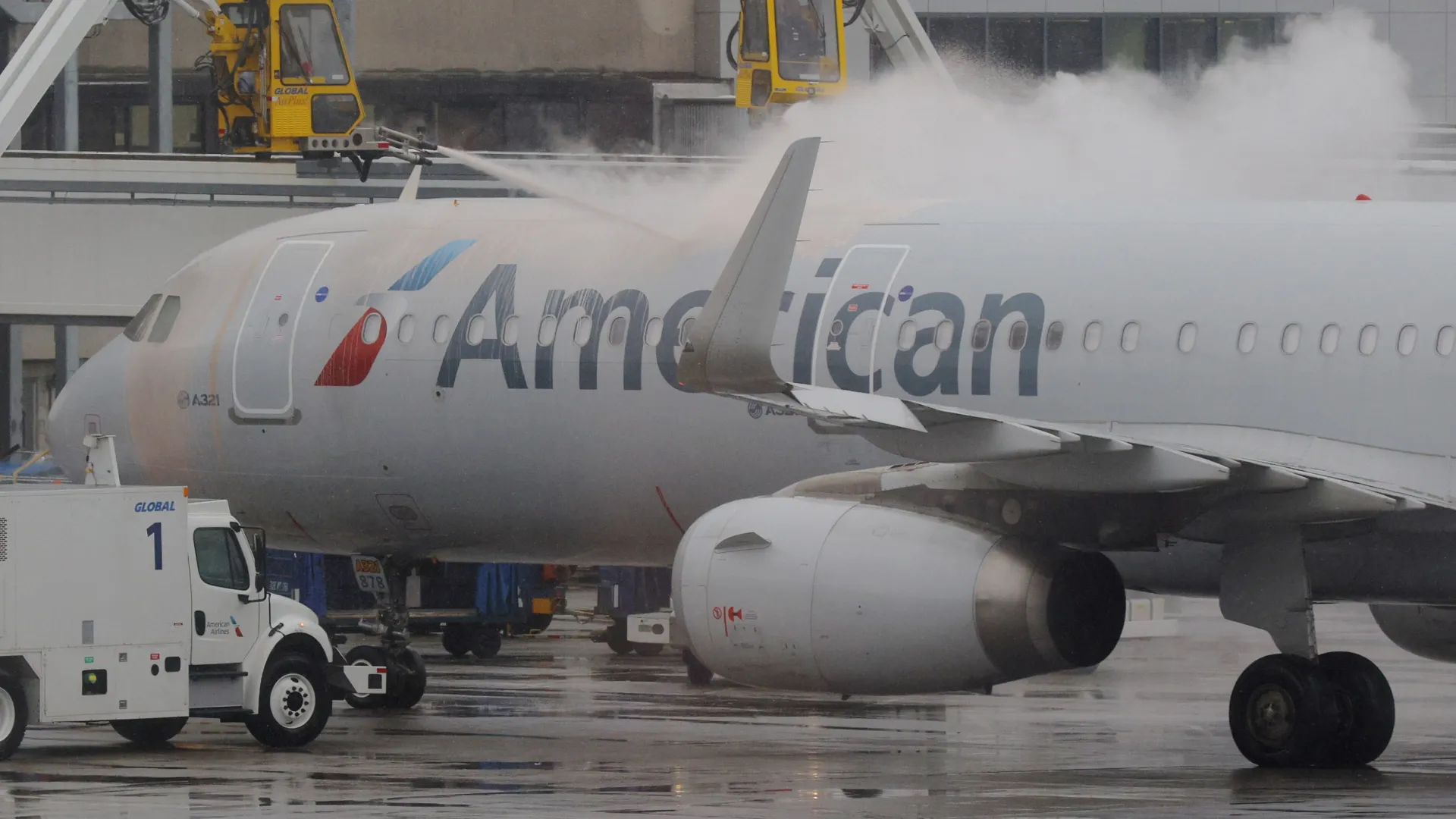 بارش سنگین برف در آمریکا؛ هزاران پرواز مختل شد