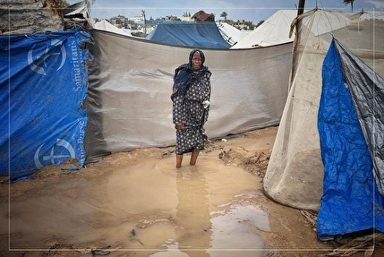 آب‌گرفتگی چادرهای آوارگان در ساحل خان‌یونسِ غزه در پی بارش شدید باران