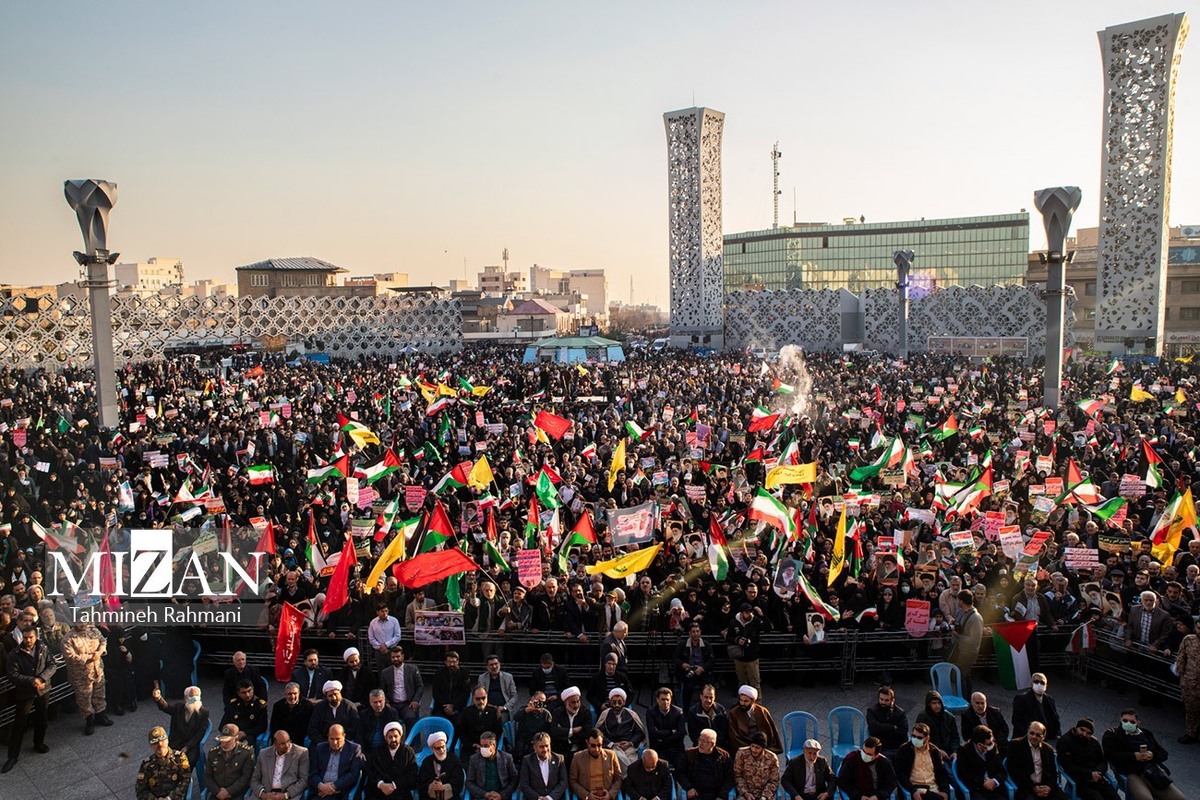 حضور گسترده مردم تهران در مراسم ۹ دی/ نماینده ولی‌فقیه در سپاه: حماسه ۹ دی جلوه‌ای از تربیت‌یافتگان مکتب امام حسین (ع) بود