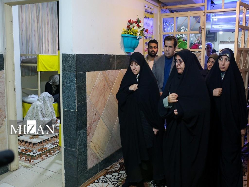 زهرا بهروزآذر، معاون امور زنان و خانواده نهاد ریاستجمهوری بازدید معاون رئیسجمهور در امور زنان و خانواده از ندامتگاه زنان استان تهران/ابراز رضایت بازداشتشدگان از رسیدگیهای صورتگرفته در ندامتگاه/ معاون رئیسجمهور: اغلب زنان حاضر در ندامتگاه مسائل و مشکلات خود را بهصورت مکتوب ارائه کردند