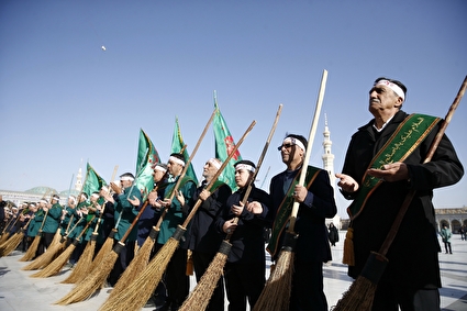 آیین جاروکشی خادمان مسجد مقدس جمکران
