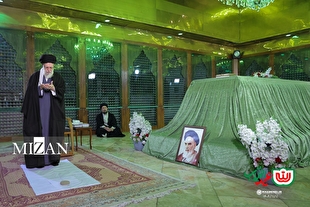 آغاز جشن‌های ۴۷ سالگی انقلاب با حضور رهبر انقلاب در حرم امام خمینی (ره)