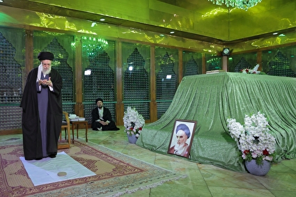 حضور رهبر انقلاب در مرقد بنیانگذار جمهوری اسلامی ایران در آغاز جشن‌های دهه فجر