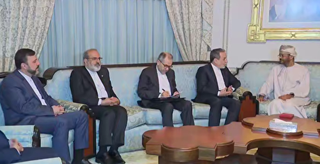 دیدار جداگانه هیئت‌های ایرانی و آمریکایی با وزیر خارجه عمان