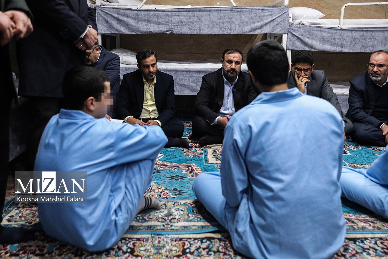 بازدید دادستان و ۱۱۴ نفر از قضات دادسرای تهران از زندان‌های استان به مناسبت دهه فجر/ رسیدگی به مشکلات بیش از ۵ هزار نفر از زندانیان و اعطای مرخصی به ۶ هزار مددجو
