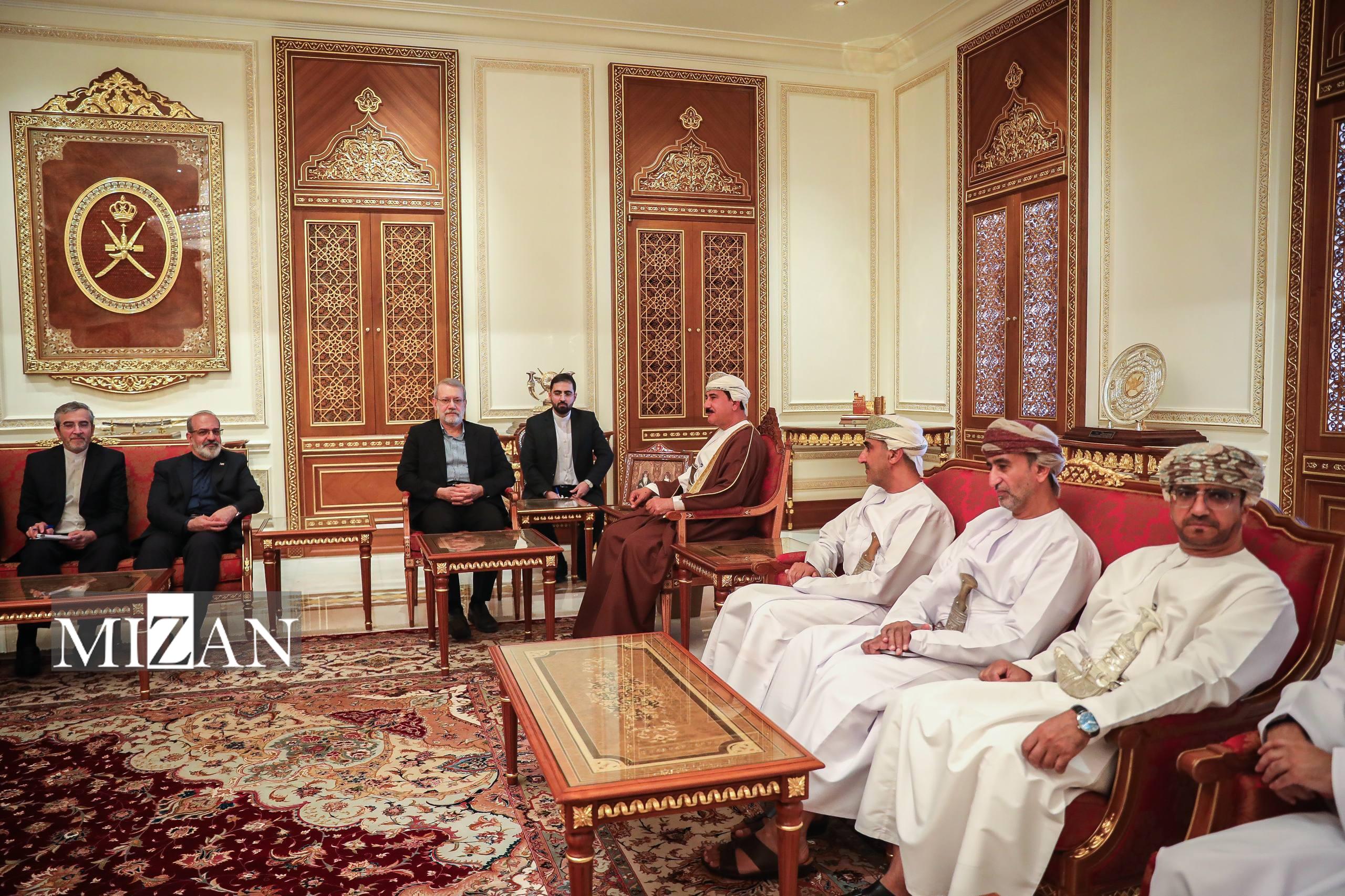 سفر لاریجانی به مسقط/ استقبال وزیر دفتر سلطنتی عمان از دبیر شورای عالی امنیت ملی ایران