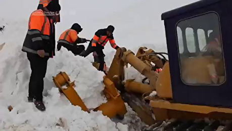 نجات لودر‌هایی که زیر برف گرفتار شدند در چهارمحال و بختیاری