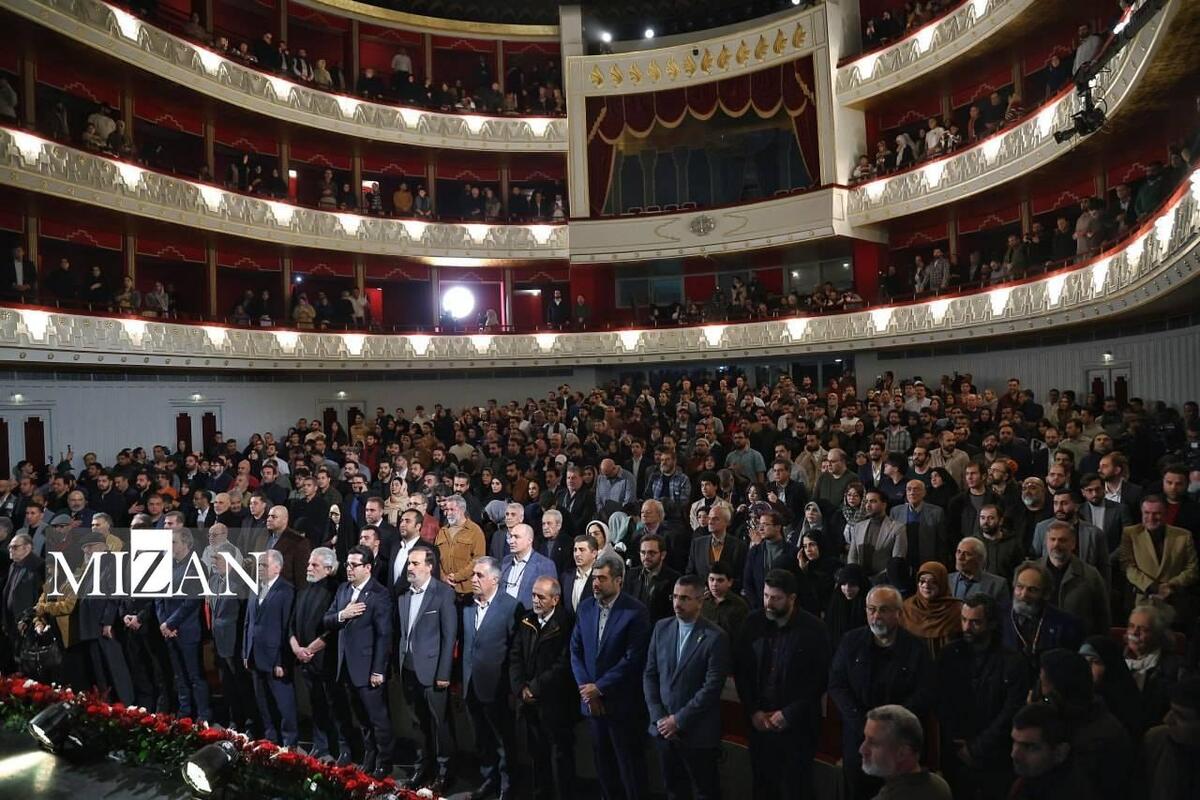 تصنیف همایون شجریان و اشک وطن‌دوستی در اختتامیه جشنواره فیلم فجر