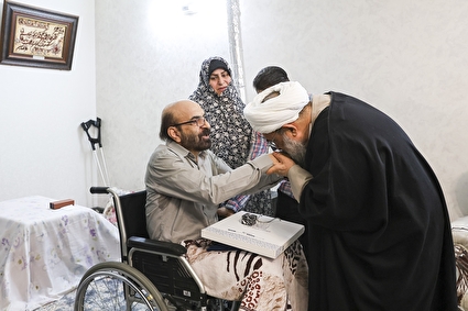 حضور نمایندگان رهبر انقلاب در منازل تعدادی از جانبازان سرافراز