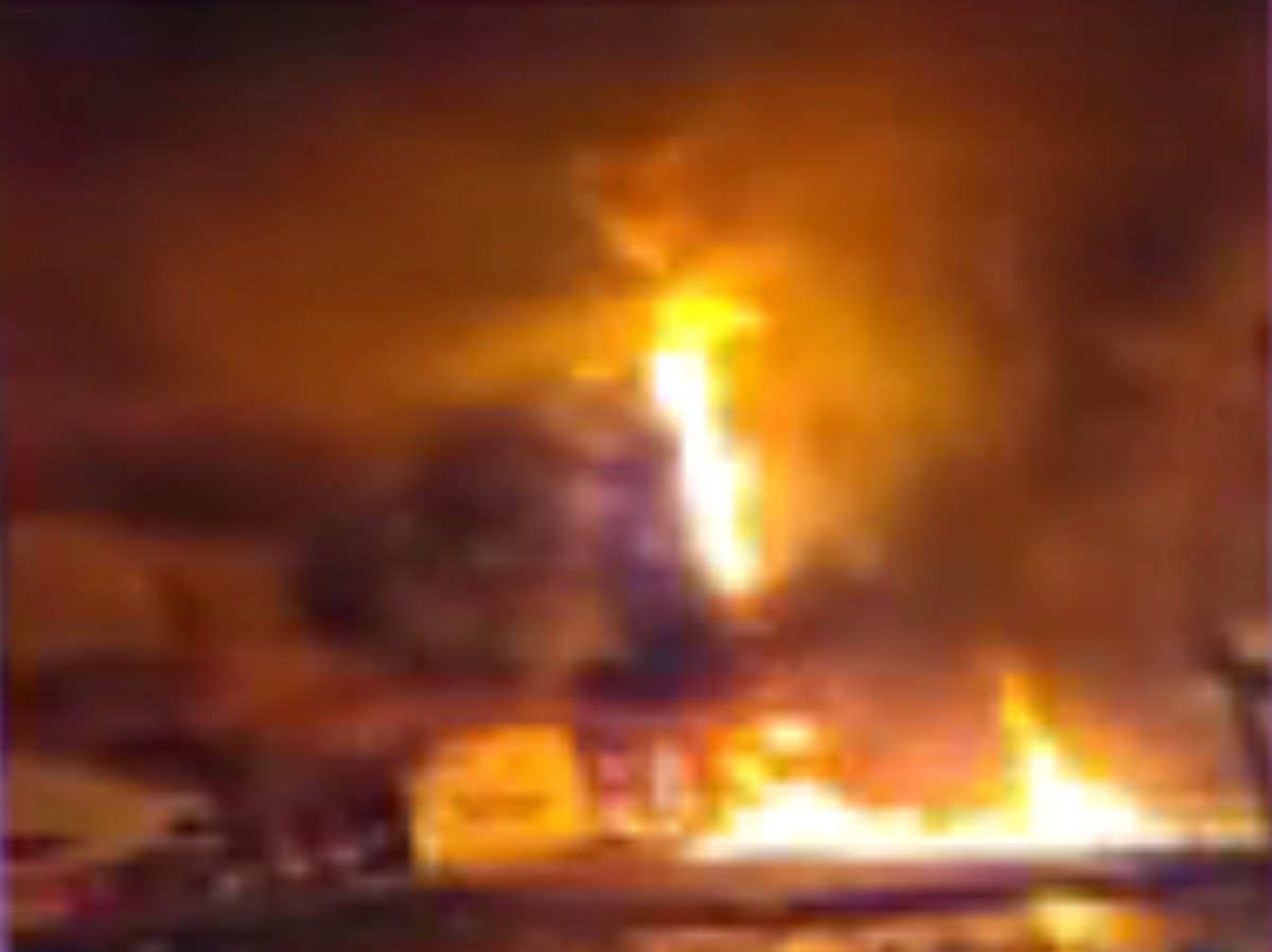 فیلم | اغتشاشگران کرکره ملک تجاری را با دیلم باز کرده و مواد آتش‌زا به داخل پرتاب کردند