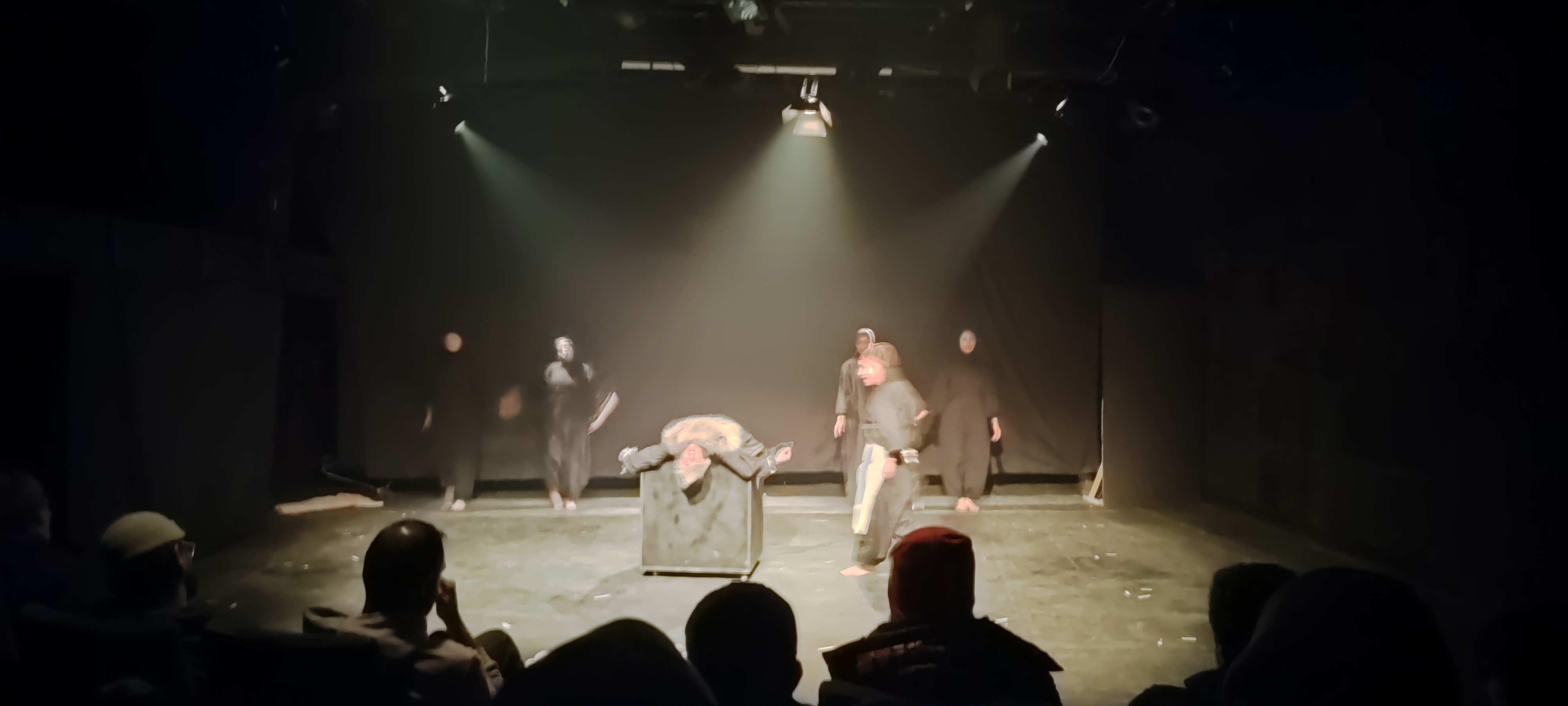 «نقل سرخ» و پرسشی درباره استانداردهای جشنواره تئاتر فجر