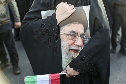سوگواری مردم در میدان انقلاب در پی شهادت امام خامنه‌ای