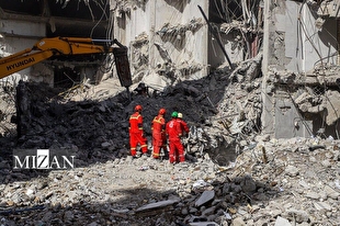 نجات معجزه‌آسای کودک ۶ ماهه از دل آوار حملات هوایی/ امدادگران از آغوش مادرش جدایش کردند