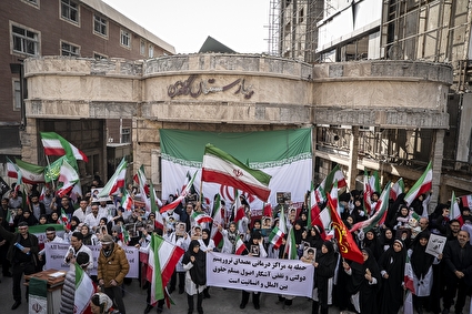 تجمع اعتراضی کادر درمان مقابل بیمارستان گاندی