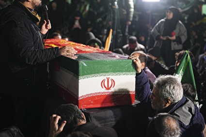 عزاداری مردمی در سوگ رهبر شهید ایران مقابل دانشگاه تهران