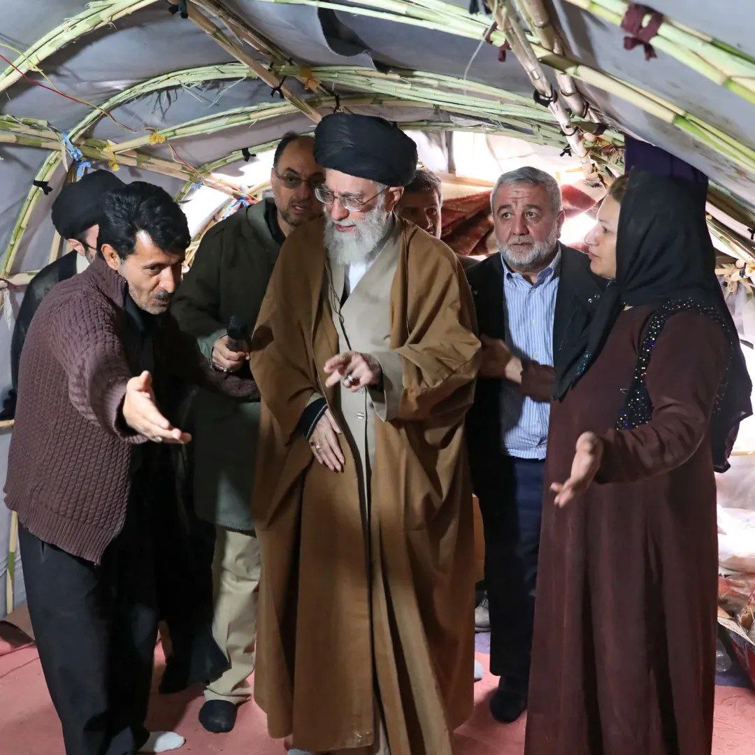 روایتی از بازدید سال ۹۶ رهبر شهید انقلاب و آیت‌الله سیدمجتبی خامنه‌ای از مناطق زلزله‌زده سرپل ذهاب کرمانشاه