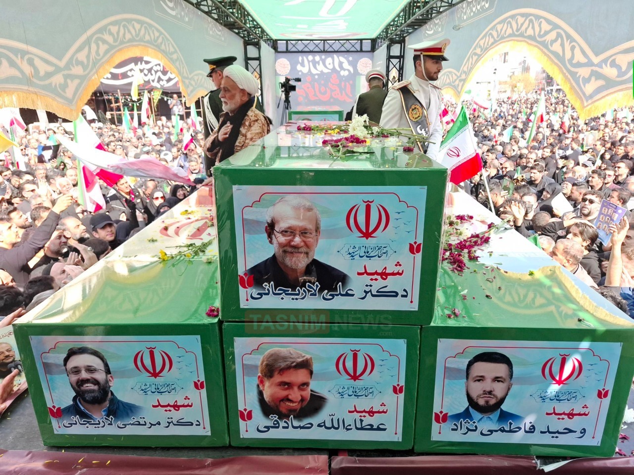 مردم دبیر شورای عالی امنیت ملی و ملوانان شجاع ناو دنا را شکوهمندانه بدرقه کردند
