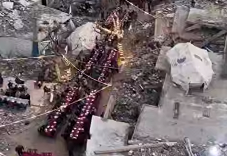 تصاویری از سفره‌های افطار روزه‌داران در نوار غزه، در میان آوار و ویرانه‌ها