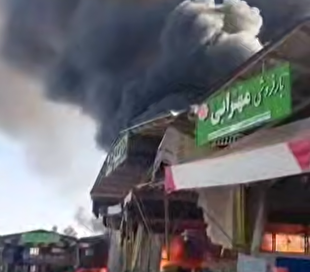 لحظات اولیه سقوط بالگرد هوانیروز ارتش جمهوری اسلامی ایران در میدان میوه و تره‌بار درچه خمینی‌شهر