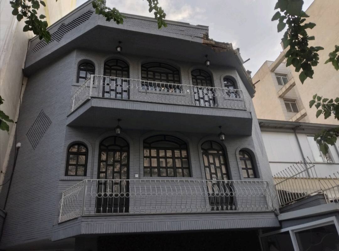 واژگونی یک جرثقیل بر پشت بام ساختمانی در خیابان سازمان برنامه واژگونی یک جرثقیل بر پشت بام ساختمانی در خیابان سازمان برنامه