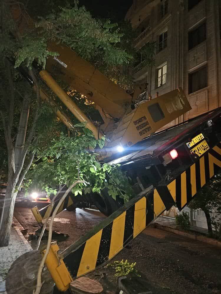 واژگونی یک جرثقیل بر پشت بام ساختمانی در خیابان سازمان برنامه واژگونی یک جرثقیل بر پشت بام ساختمانی در خیابان سازمان برنامه