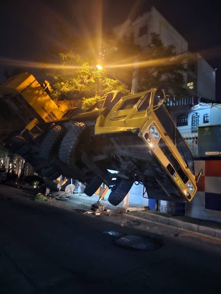 واژگونی یک جرثقیل بر پشت بام ساختمانی در خیابان سازمان برنامه واژگونی یک جرثقیل بر پشت بام ساختمانی در خیابان سازمان برنامه