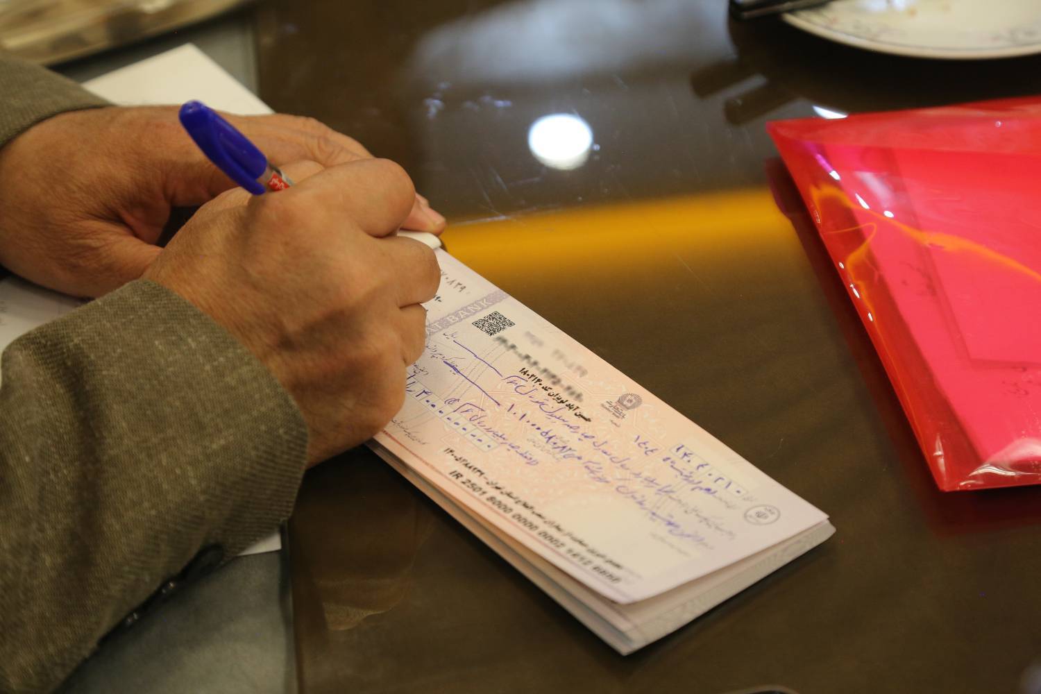 کمک ۴ میلیارد ریالی انجمن بیماران صعب العلاج به انجمن حمایت زندانیان مرکز