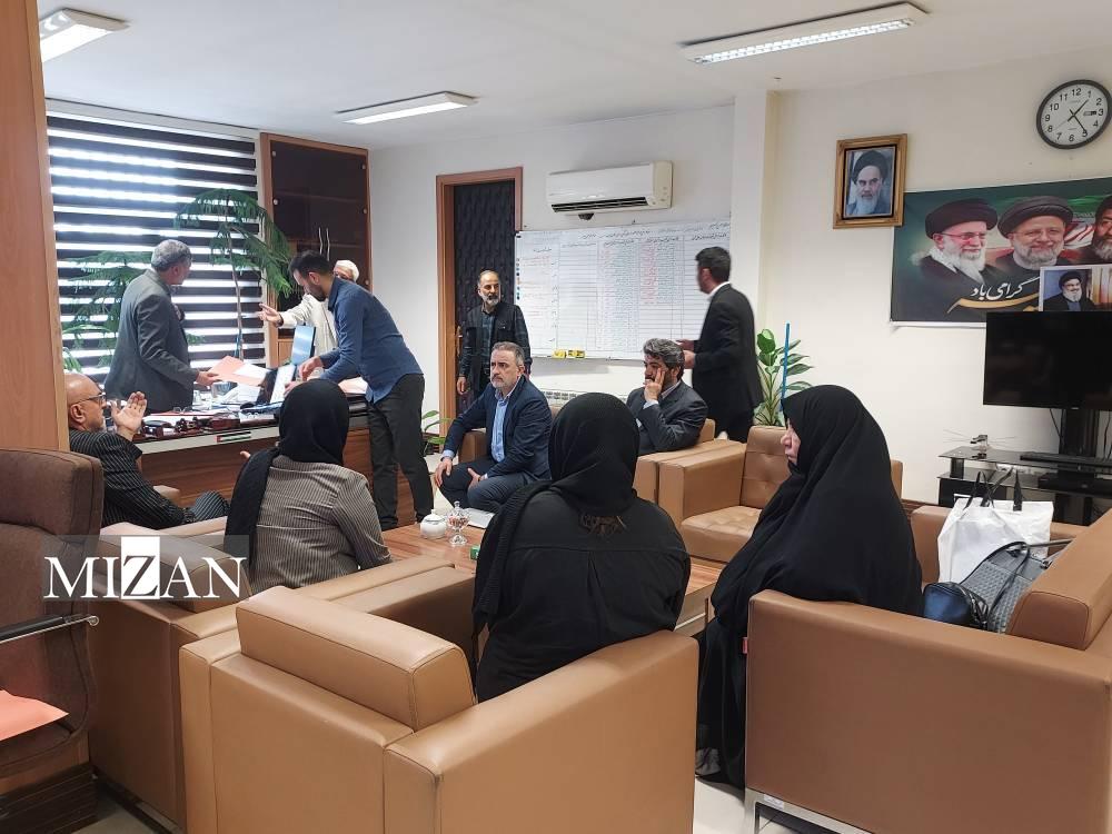 معاون قضایی قوه قضاییه با حضور در مرکز اراتباطات مردمی قوه قضاییه به درخواست‌های 14 نفر از مراجعان رسیدگی کرد/ حجت‌الاسلام والمسلمین مظفری: آشنایی مراجعان با مبانی حقوقی سهم زیادی در رسیدگی سریع به پرونده‌ها و رضایتمندی مردم دارد/ رسیدگی فوق‌العاده به پرونده‌ها در ایام تعطیلات