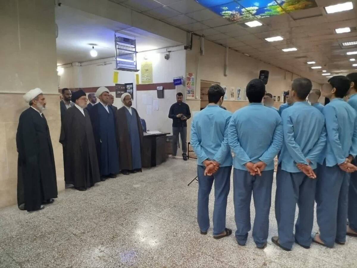 بازدید مسئولان قضایی استان قم از زندان‌های استان در دهه کرامت/ ۲۳ زندانی آزاد شدند