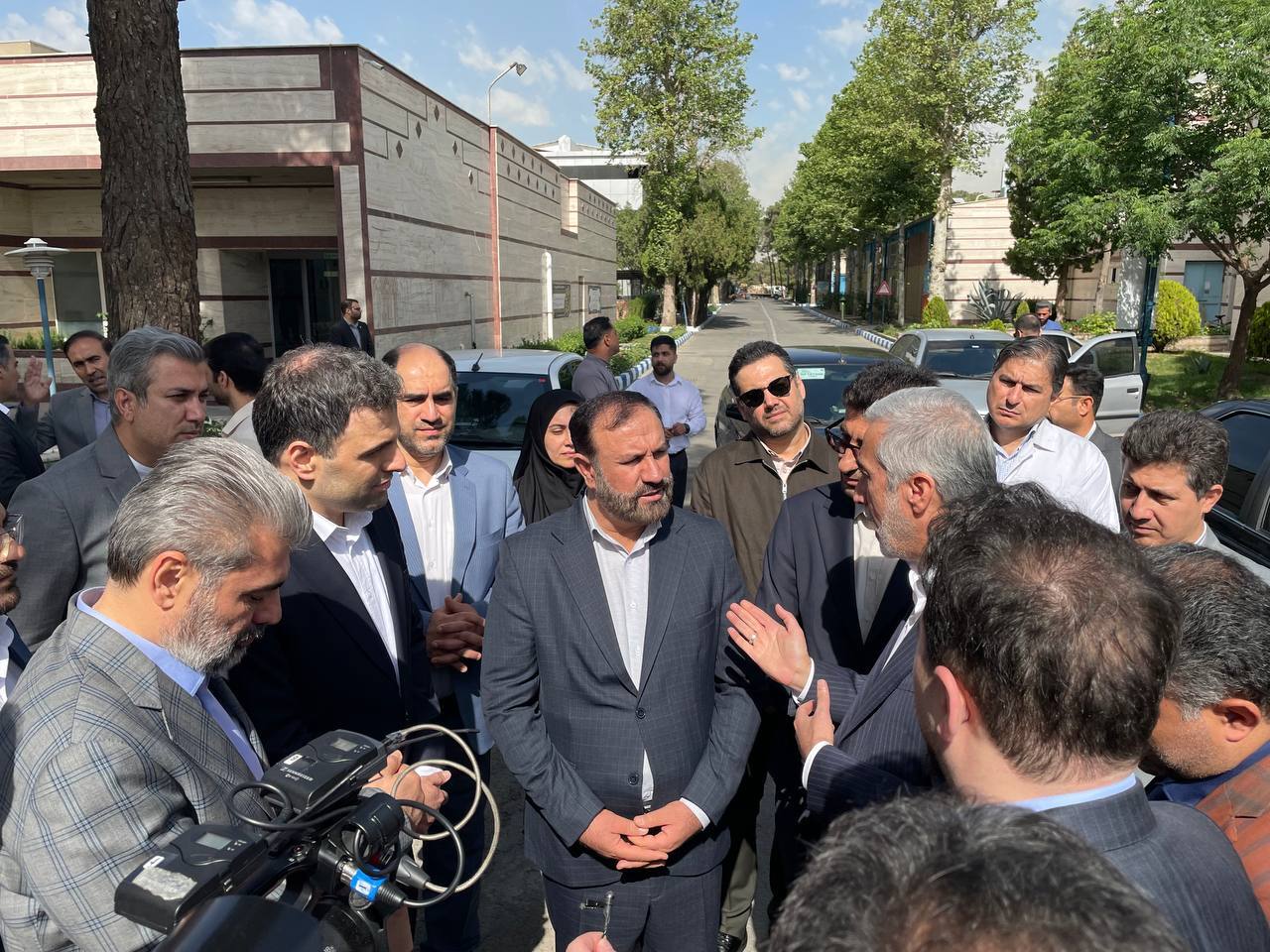 بازدید دادستان تهران از شرکت کارخانجات داروپخش بازدید/ صالحی: مطالبات واحد‌های تولیدی از بخش دولتی و خصوصی را از طریق ظرفیت موجود در دستگاه قضایی پیگیری می‌کنیم 