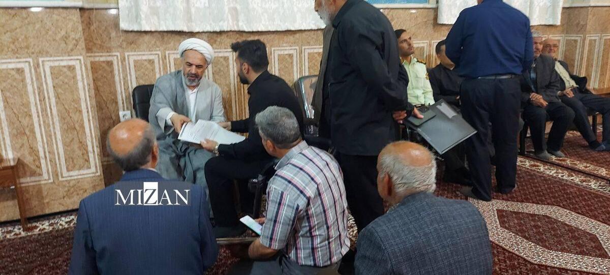 رئیس کل دادگستری زنجان به درخواست مراجعان در ملاقات مردمی مسجد موسی بن جعفر (ع) الهیه رسیدگی کرد