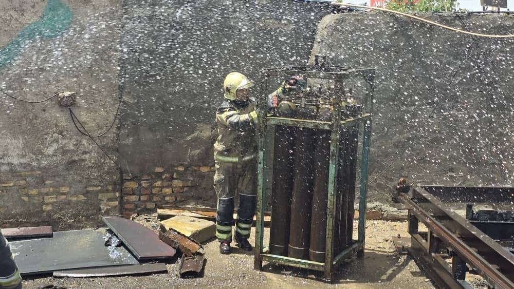 ۳ مصدوم در پی آتش‌سوزی در بازار آهن مکان