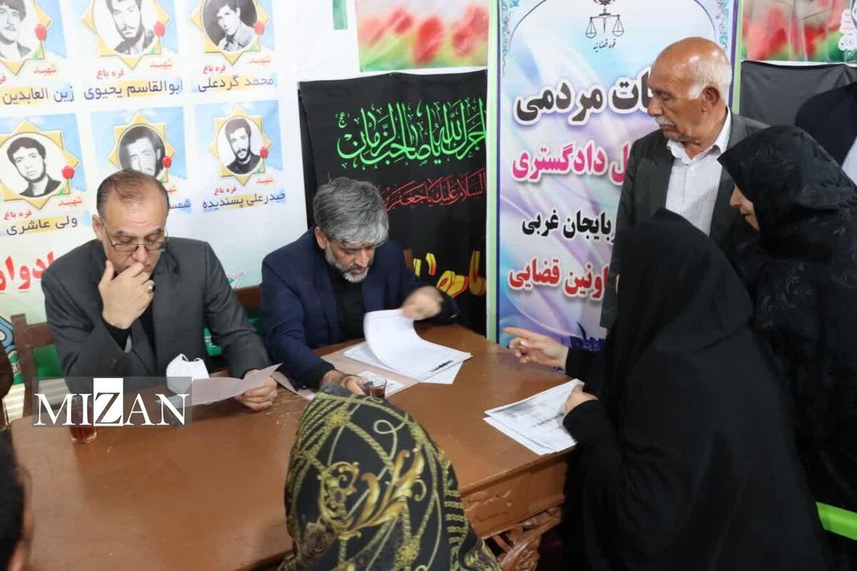 رئیس کل دادگستری استان آذربایجان غربی به مشکلات بیش از ۵۰ نفر از اهالی روستای قره‌باغ رسیدگی کرد