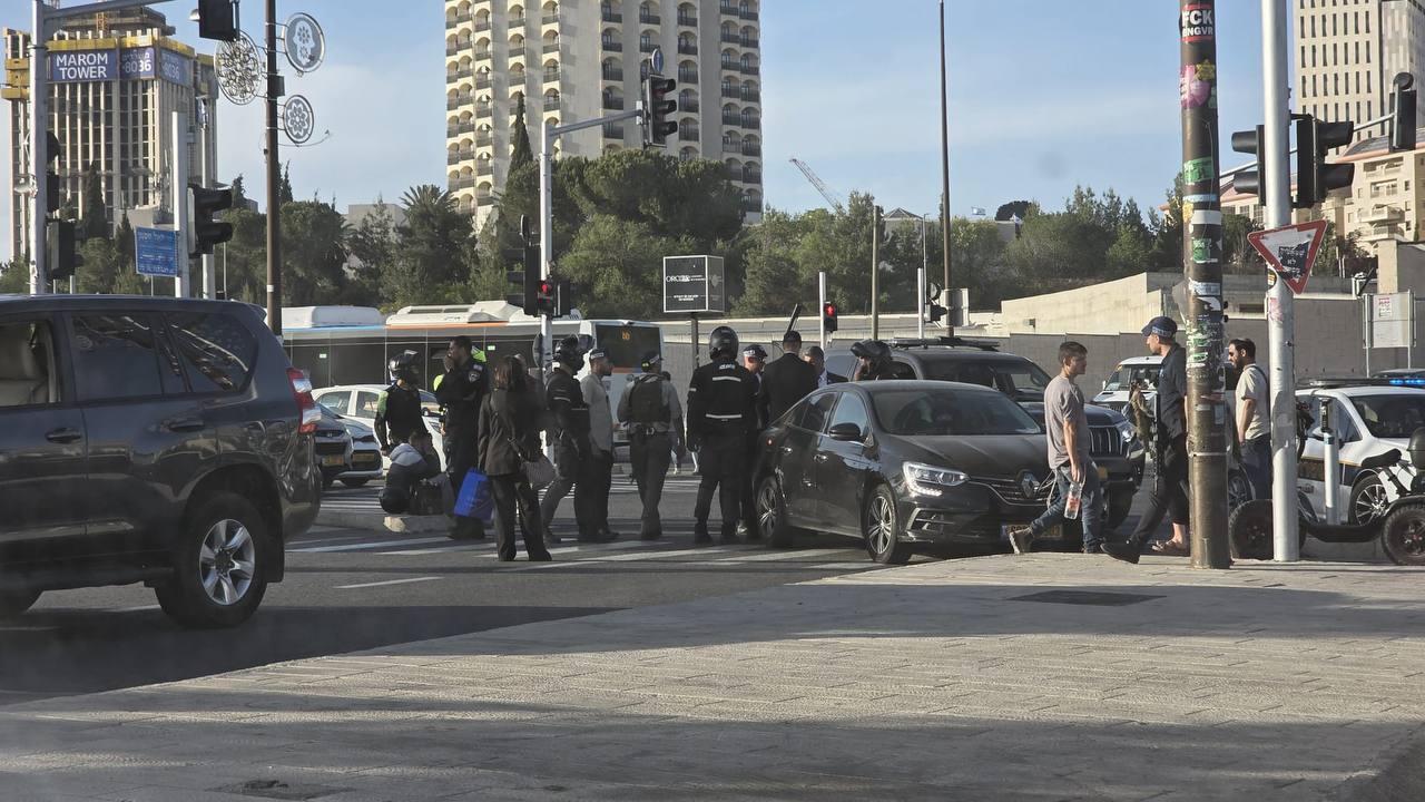 یدیعوت آحارانوت: کاروان نتانیاهو در قدس دچار سانحه رانندگی شد یدیعوت آحارانوت: کاروان نتانیاهو در قدس دچار سانحه رانندگی شد
