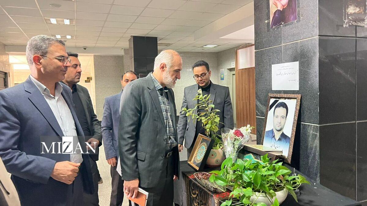 مدیرکل امور ایثارگران قوه قضاییه با حضور در محل خدمت شهید باقری به مقام شامخ این شهید ادای احترام کرد