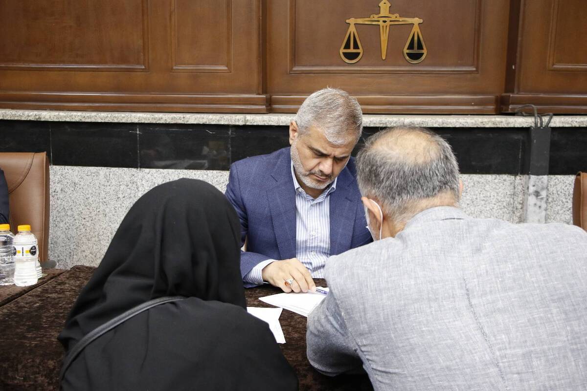 مسئولان دادگستری کل استان تهران در برنامه ملاقات مردمی به مشکلات بیش از ۵۰۰ نفر از مراجعین رسیدگی کردند