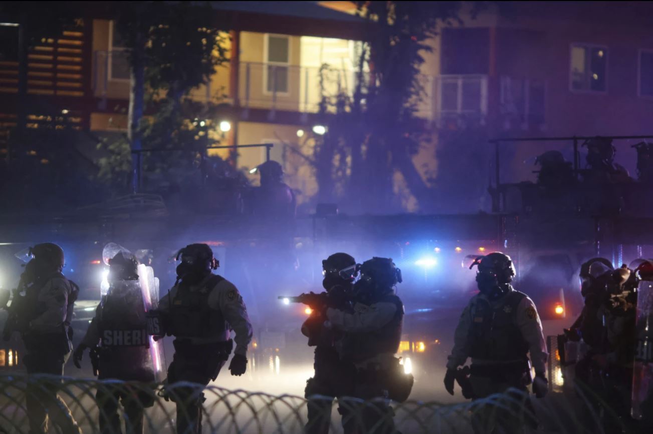 خشونت پلیس علیه معترضان در لس‌آنجلس؛ اختلاف ترامپ و فرماندار کالیفرنیا بالا گرفت