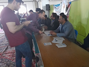 برگزاری میز خدمت قضایی با حضور قضات و کارمندان دادگستری بروجرد در محل مصلای نماز جمعه