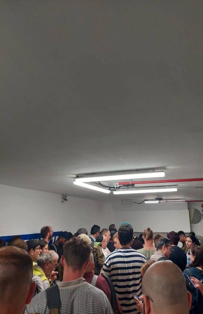 آغاز موج جدید عملیات وعده صادق ۳/ تلآویو، حیفا و ایلات هدف موشکباران ایران/ آتش به جان پالایشگاه حیفا افتاد/ افزایش تلفات رژیم صهیونیستی به ۱۴ نفر/ ۳۵ نفر مفقود شدند/ فرمانده جبهه داخلی اراضی اشغالی: روزهای سختی در پیش داریم/ آسیب به تاسیسات پالایشگاهی آغاز موج جدید عملیات وعده صادق ۳/ تلآویو، حیفا و ایلات هدف موشکباران ایران/ آتش به جان پالایشگاه حیفا افتاد/ افزایش تلفات رژیم صهیونیستی به ۱۴ نفر/ ۳۵ نفر مفقود شدند/ فرمانده جبهه داخلی اراضی اشغالی: روزهای سختی در پیش داریم/ آسیب به تاسیسات پالایشگاهی