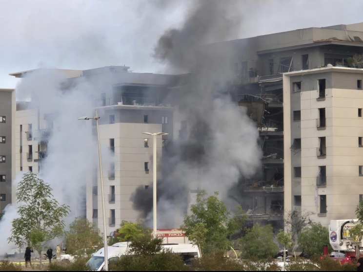 عبور موفقیتآمیز موشکهای ایرانی از پدافند چندلایه رژیم صهیونیستی/ ایستگاه راهآهن بئرالسبع هدف قرار گرفت عبور موفقیتآمیز موشکهای ایرانی از پدافند چندلایه رژیم صهیونیستی/ ایستگاه راهآهن بئرالسبع هدف قرار گرفت