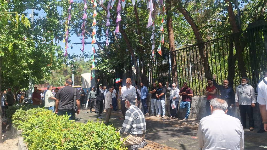 حضور مردم پایتخت در آغازین ساعات مراسم عبادی سیاسی نماز جمعه ۳۰ خرداد ۱۴۰۴