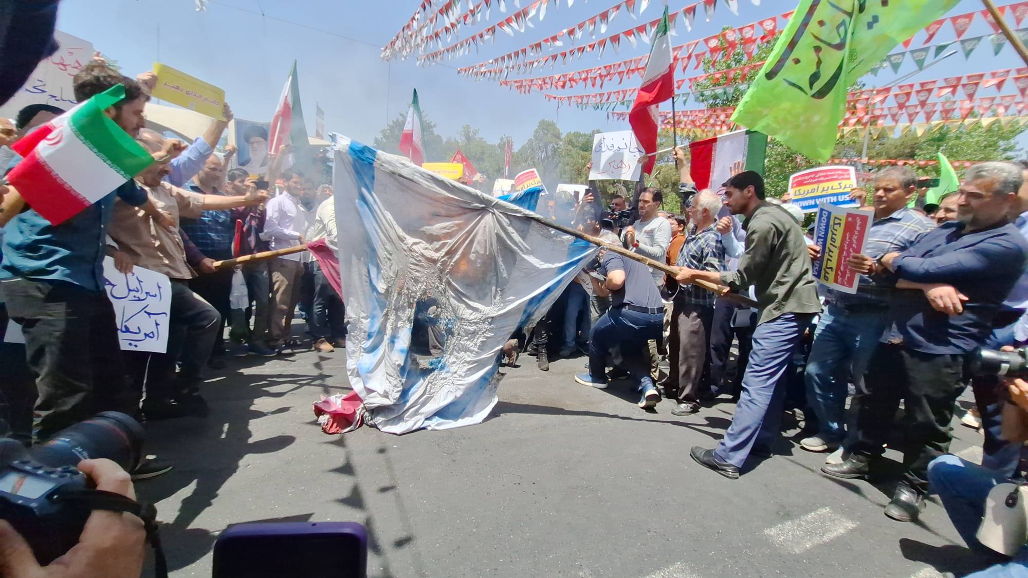 حضور پرشور و گسترده مردم پایتخت در مراسم عبادی سیاسی نماز جمعه ۳۰ خرداد