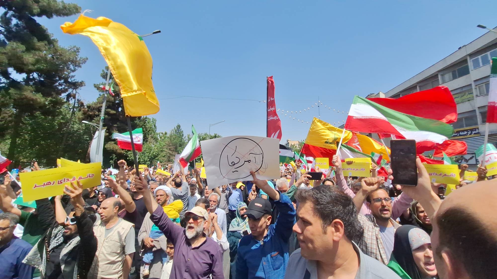 حضور پرشور و گسترده مردم پایتخت در مراسم عبادی سیاسی نماز جمعه ۳۰ خرداد