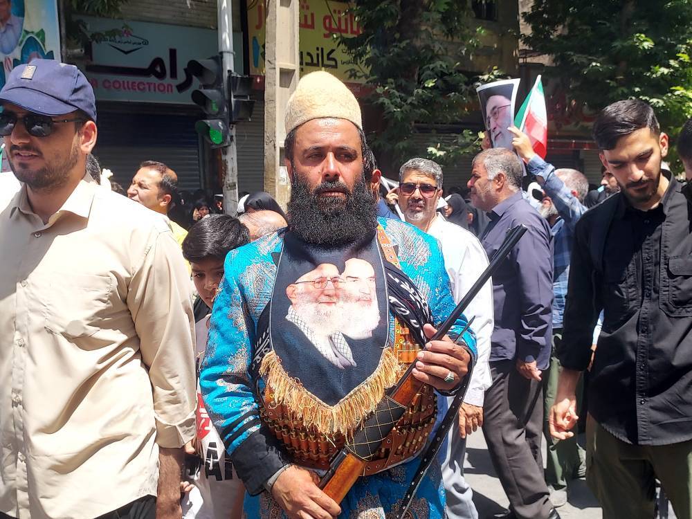 حضور معنادار و حماسی مردم ایران در نماز جمعه/ تهرانی‌ها خانوادگی به نماز جمعه آمدند